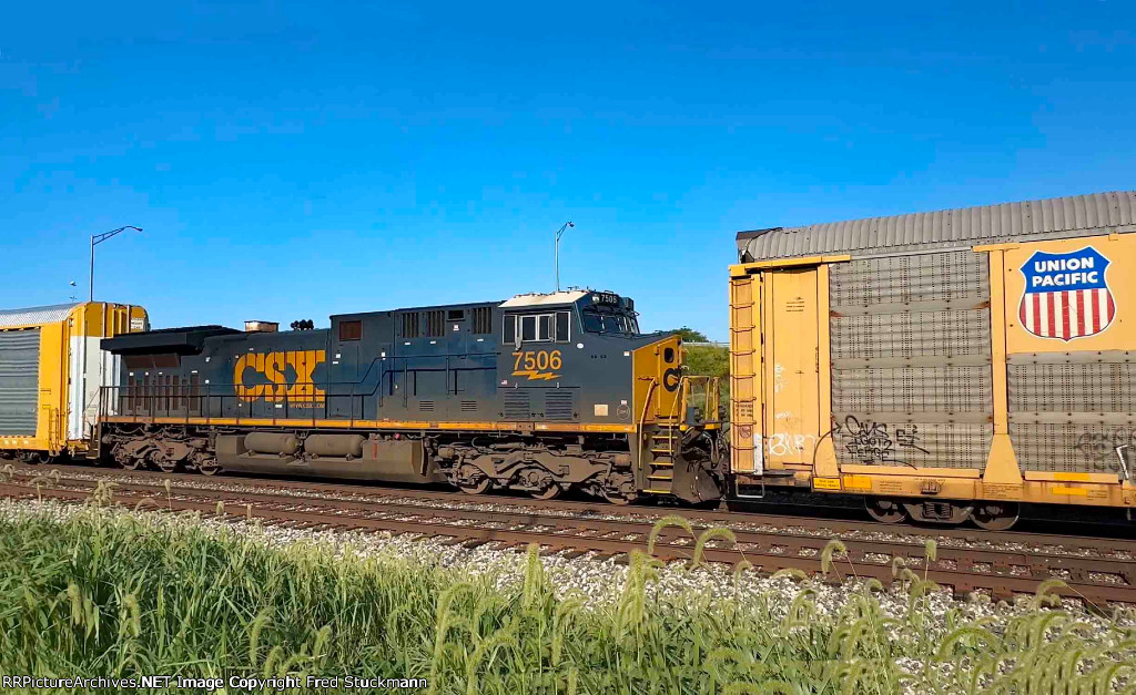 CSX 7506 is the mid train DPU.